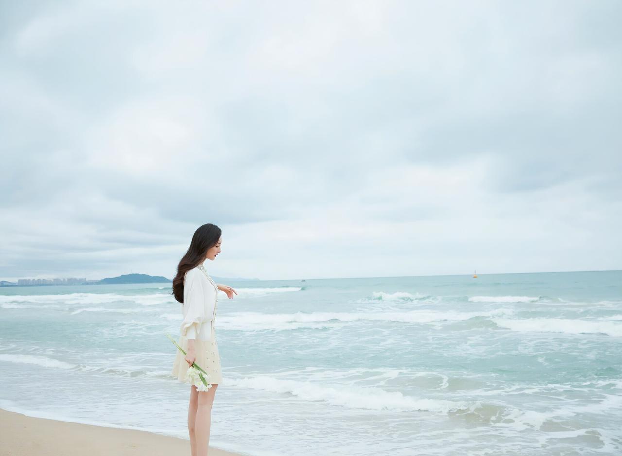 杨幂沙滩美拍合集：白裙与浪花共舞，红裙和海风同歌