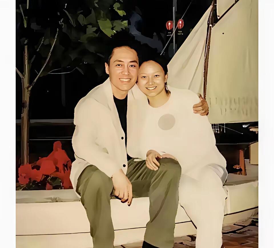 这是49岁的张艺谋和18岁陈婷游玩时的甜蜜合影，拍摄于上世纪90年代末。​​​