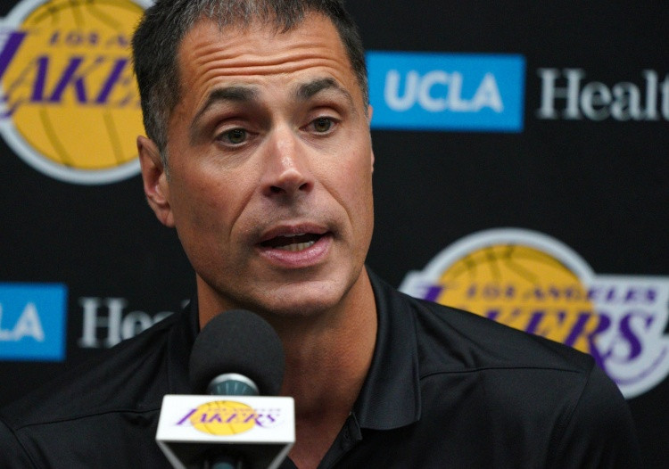 据美记BrettSiegel报道，湖人近期不急于做交易。他写道：“显然，湖人球