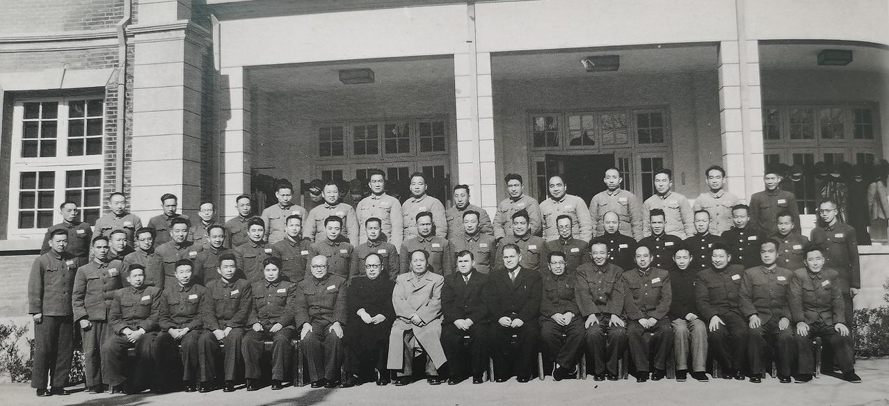 1956年1月，毛主席视察南京军事学院，前排毛主席身边是陈毅元帅，他是国务院副总