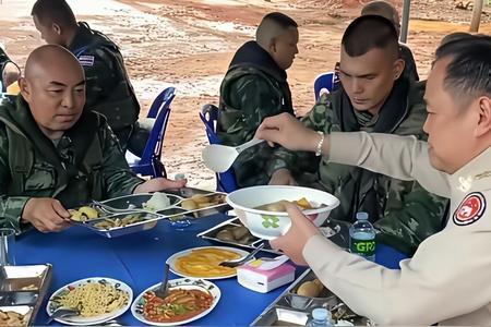 洪森就是守财奴，太抠门！看看泰国士兵和柬埔寨士兵的阵亡抚恤金和前线的吃穿，真