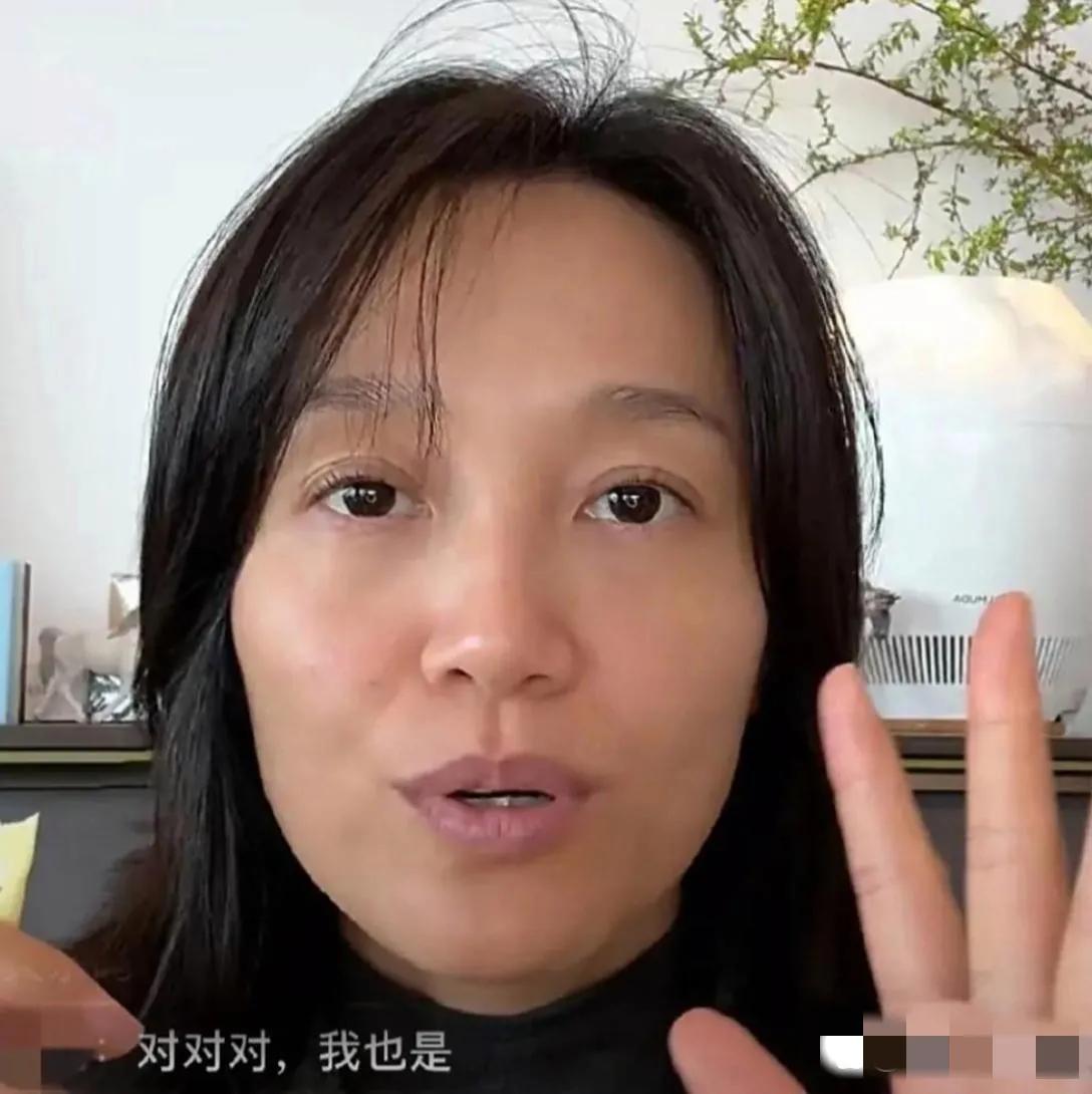 素颜出镜的朱丹肤黄脸长，睫毛稀疏，眼大无神，法令纹清晰，风姿不在，光彩全无，看上