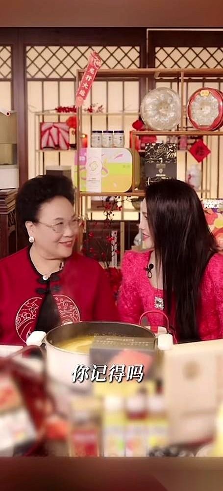 伊能静第一次跟秦昊回沈阳，婆婆没领她逛商场，没带她见亲戚，车子一拐，直接开进了一