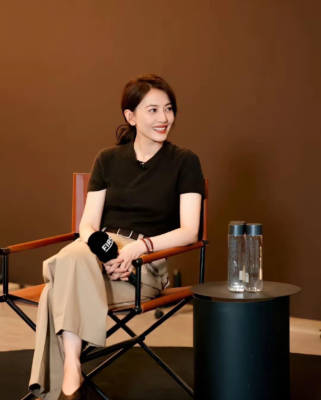 这姑娘长得也太大气了，眉眼舒展、气质亮眼，妥妥的大美女一枚。说出来你肯定认识她