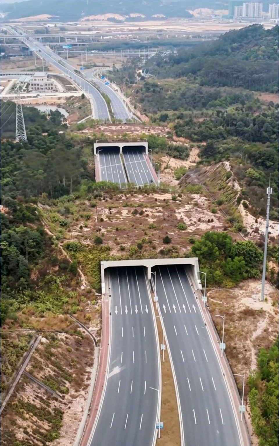 开车路过两个隧道，抬头一看：山呢？上面明明就是土坡和草，为什么非要修成隧道？一开