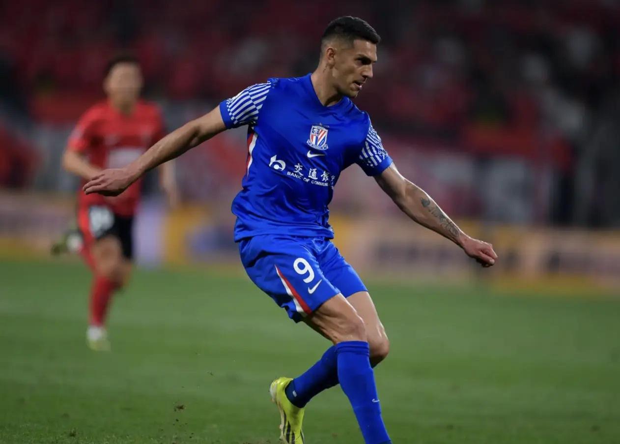 路易斯被申花裁员后发文炮轰申花不专业，海港外援古斯塔沃看热闹点赞。申花不续约路