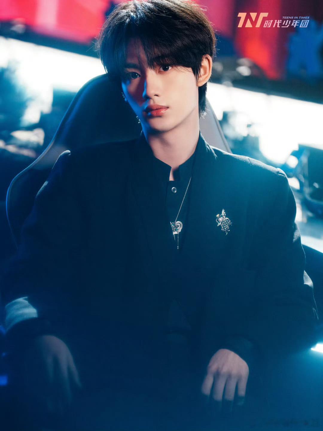 周一围也是1v时代少年团了从初见时的拘谨到后来的配合，周一围被少年团的热情融化