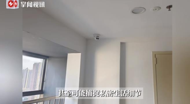 “离了个大谱！”辽宁大连，一女子住进小区房子后，发现电梯里以及电梯厅附近两侧都装