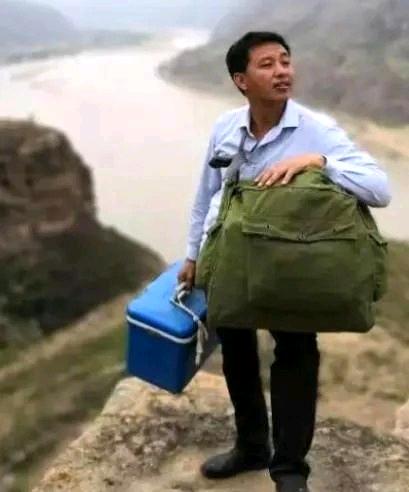 1996年山西，一小伙交不起3000元学费，想放弃上大学，村民们给他凑了3025