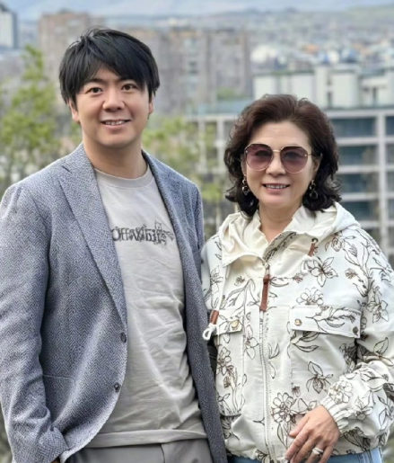 5月10日，郎朗因为一张合影，引发网友热议。原来他晒出和妈妈周秀兰的合影，妈妈穿