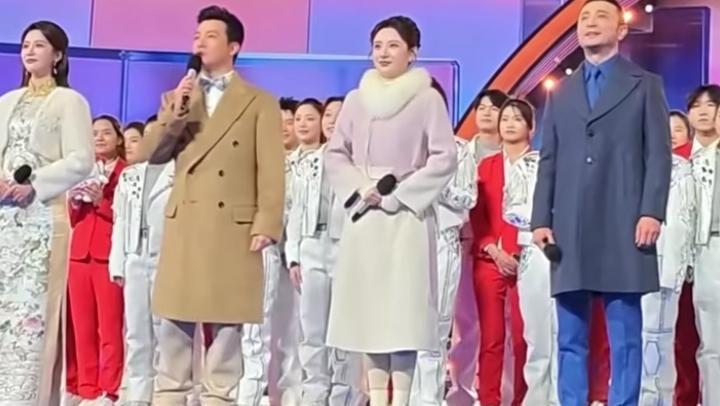 央视这次真听劝！零下15度的鸟巢，谁还让主持人穿西装硬撑？我得说，2026年
