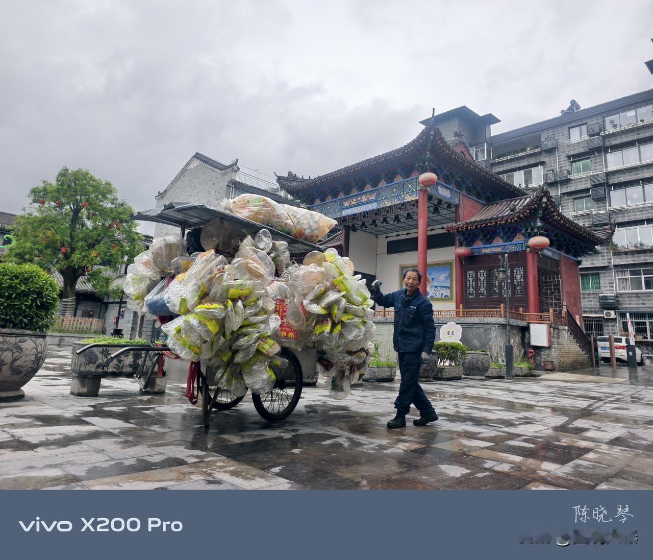 何师傅，今年65岁，每天靠捡垃圾为生，一个月能挣2千块钱左右，老板在爱心学堂当志