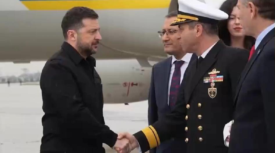 泽连斯基已抵达土耳其伊斯坦布尔，同土耳其总统埃尔多安展开高层会谈。有观点指