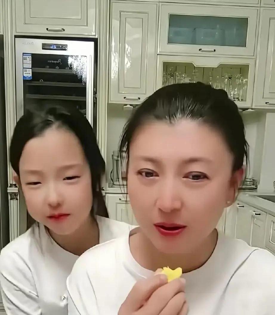 一视频中，女儿对妈妈说：“真没想到你是这种人！”妈妈：“我是哪种人？”女儿：“我