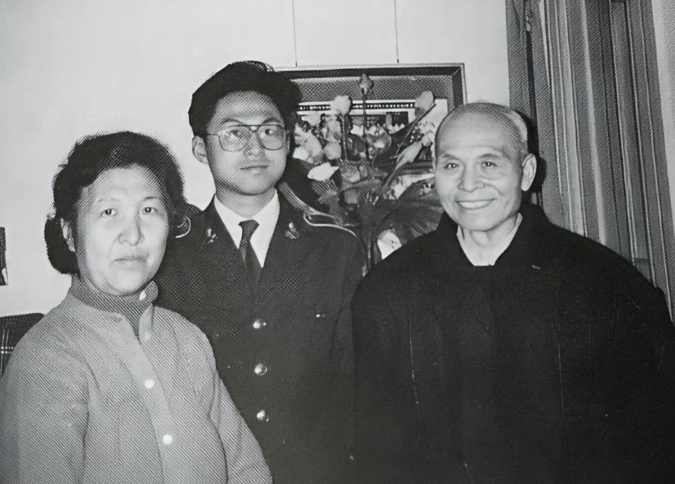 1980年，特赦后的邱行湘飞台探亲。蒋经国那边得了信，派人扛来一捆钞票，堆得像座