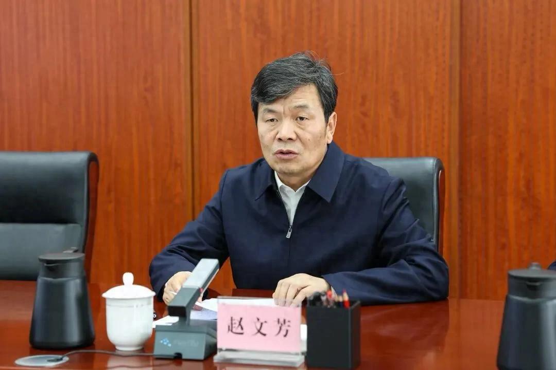 国务院任免国家工作人员。任命赵文芳为国家铁路局副局长，免去孙卫东的外交部副部长