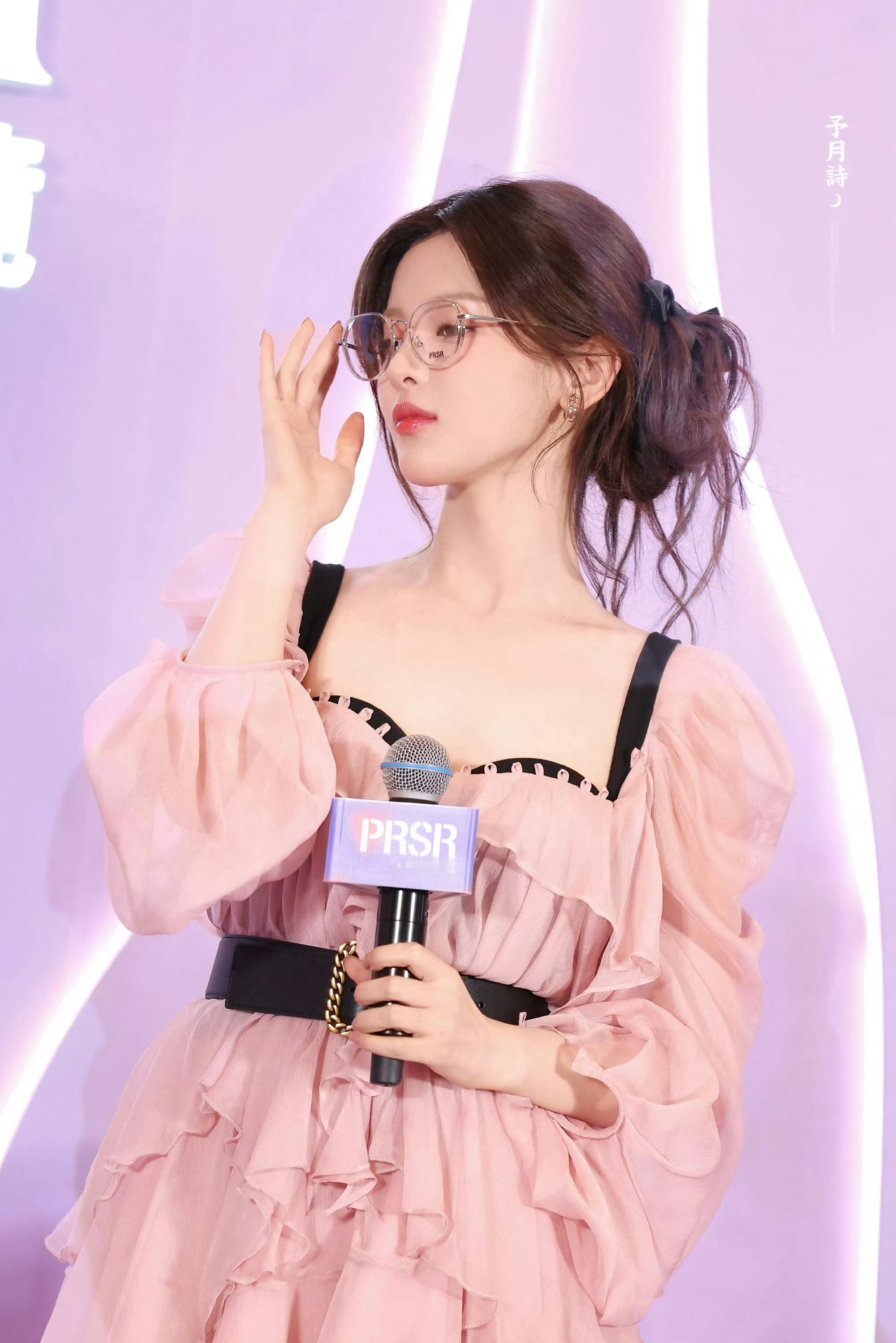 杨超越杨超越帕莎眼镜站台超越妹妹超级美​​​