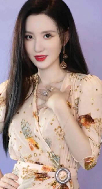 40多岁的制片人张萌颜值和身材都非常在线相比常见的妈妈臀、胳膊上的拜拜肉，张萌