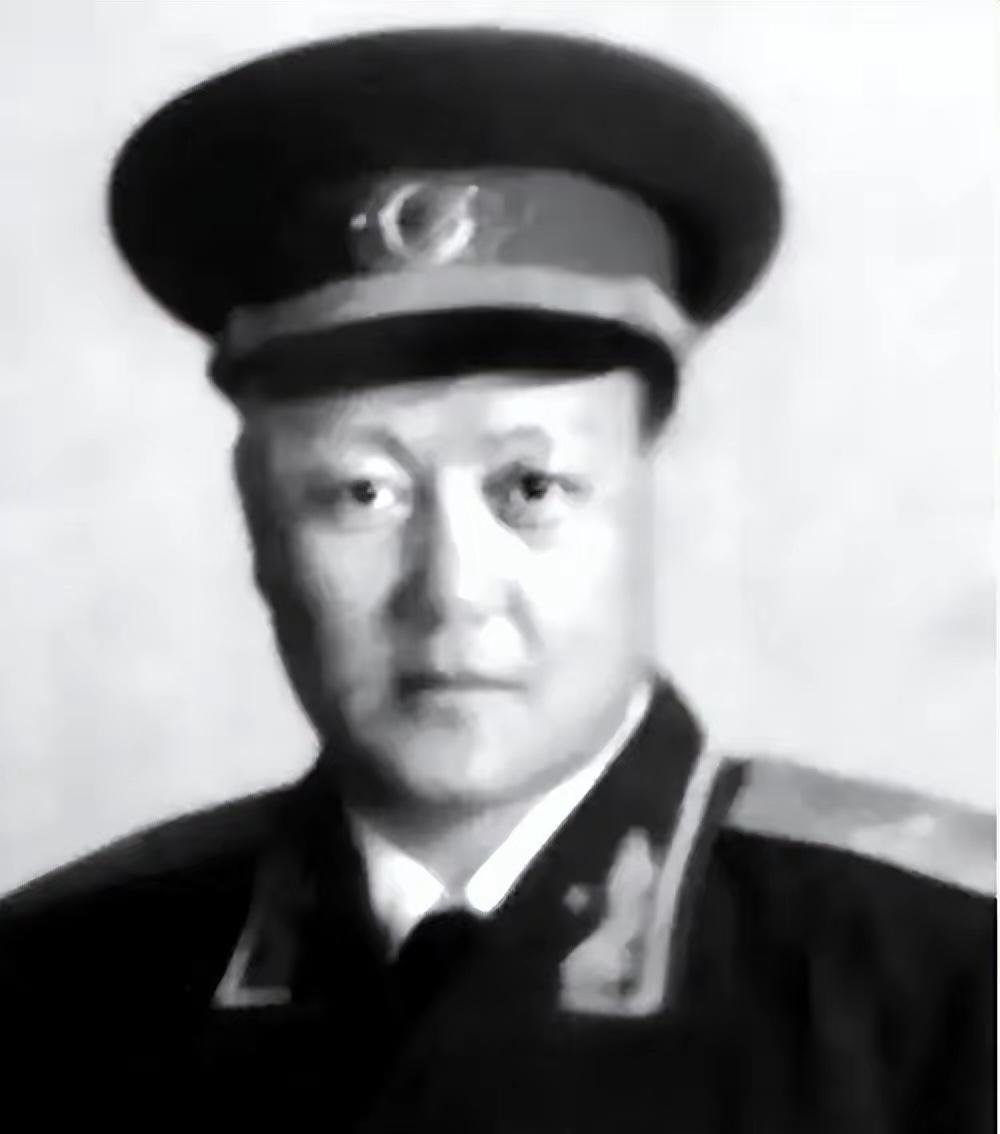 ☁1949年，解放军师长刘炳彦去北京饭店吃饭，突然看到一个服务员举止异常，