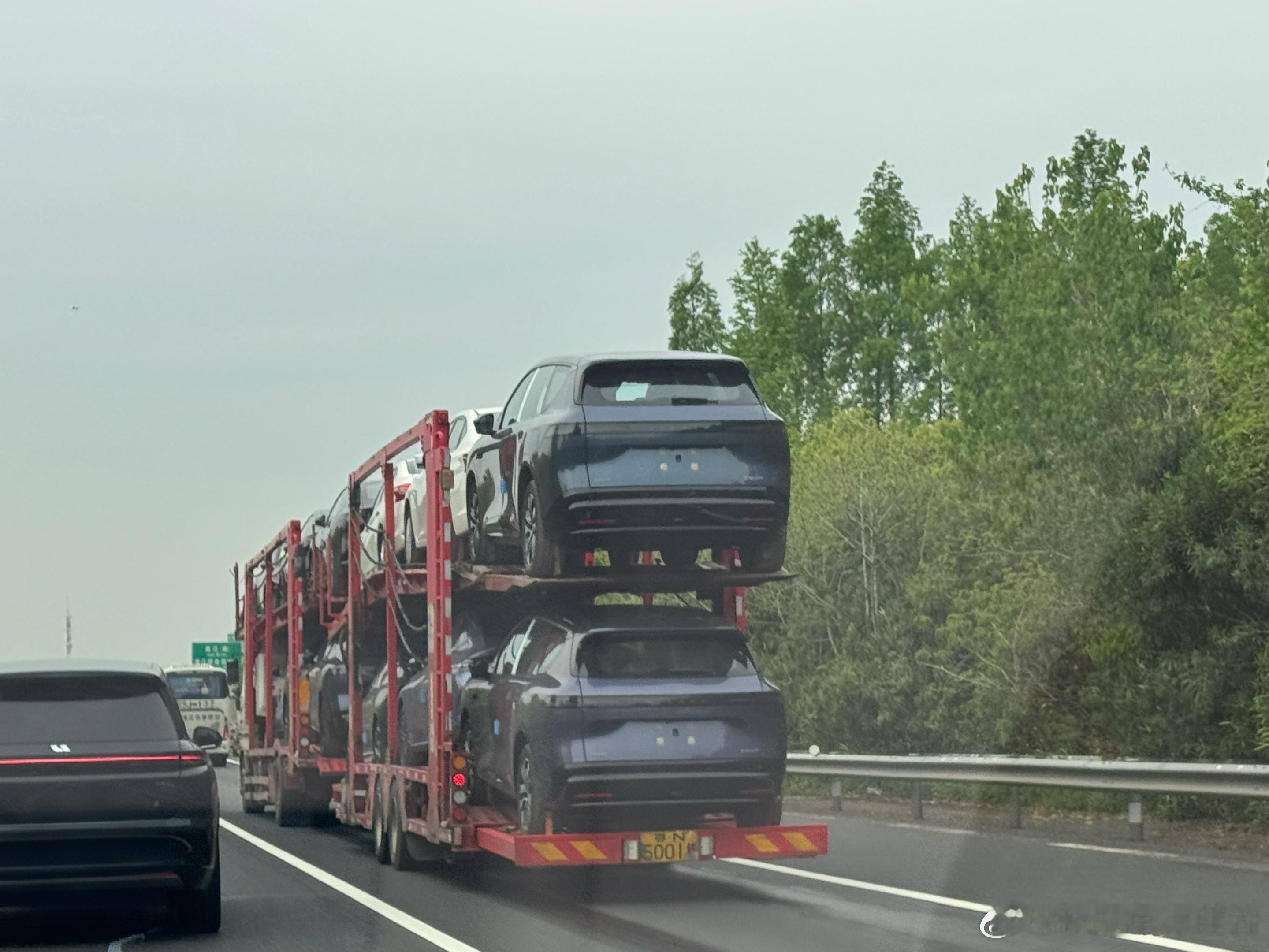 路遇运送东风日产的板车，放眼望去都是NX8，看来是产销两旺呀！大V聊车