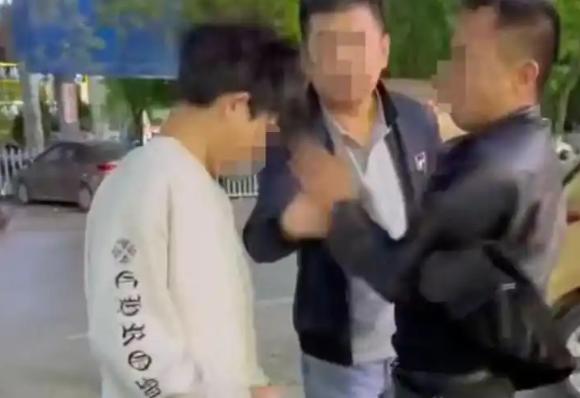 陕西定边，13岁男孩晚自习后回家，被公积金中心职工刘某从背后踹一脚、拍后颈，报警