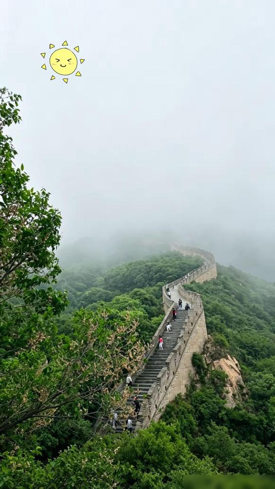 特朗普儿媳劳拉，今天发文了我也刷到她跟丈夫爬长城的动态了，俩人在长城上拍的照