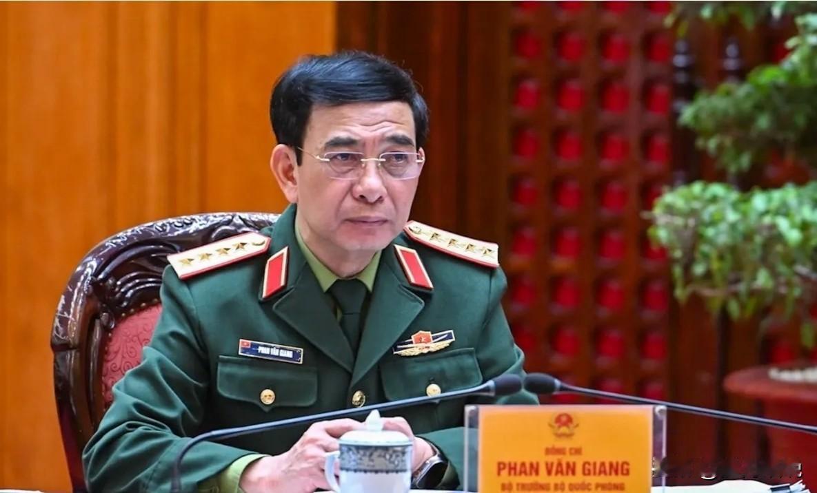 距离越共十四大召开（1月19日）只剩10天时间了。就在此时，防长潘文江被“官宣”