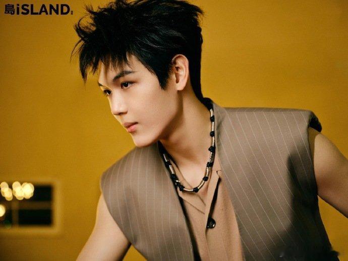 王艳带儿子球球拍杂志王艳带儿子球球拍杂志，母子俩都好上镜啊！王艳和儿子球球杂志大