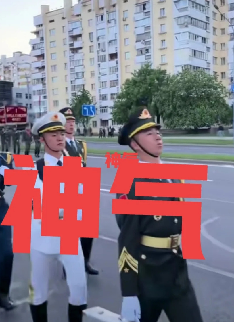 这次看俄罗斯红场阅兵，看到一幕以前没有看到的情况1.只见两士兵雄纠纠，气昂昂的