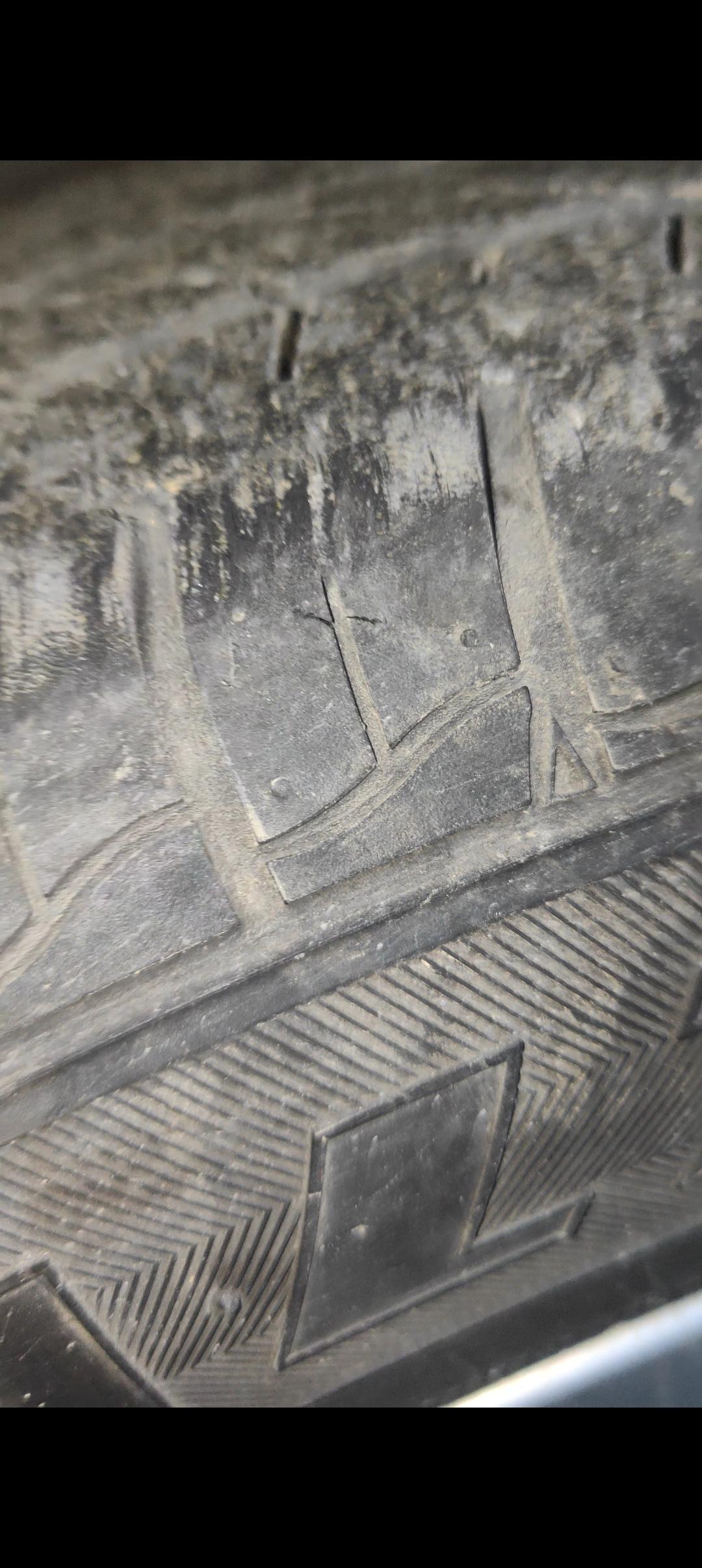 老铁们，我网上买的补胎液。自己补一个小裂纹和一个小坑应该没问题吧自行补胎