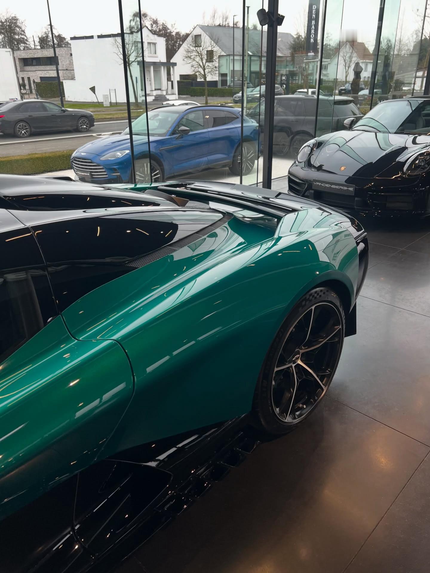 近距离看到的第一辆阿斯顿·马丁Valhalla。这辆车令人印象深刻，尤其是当你把