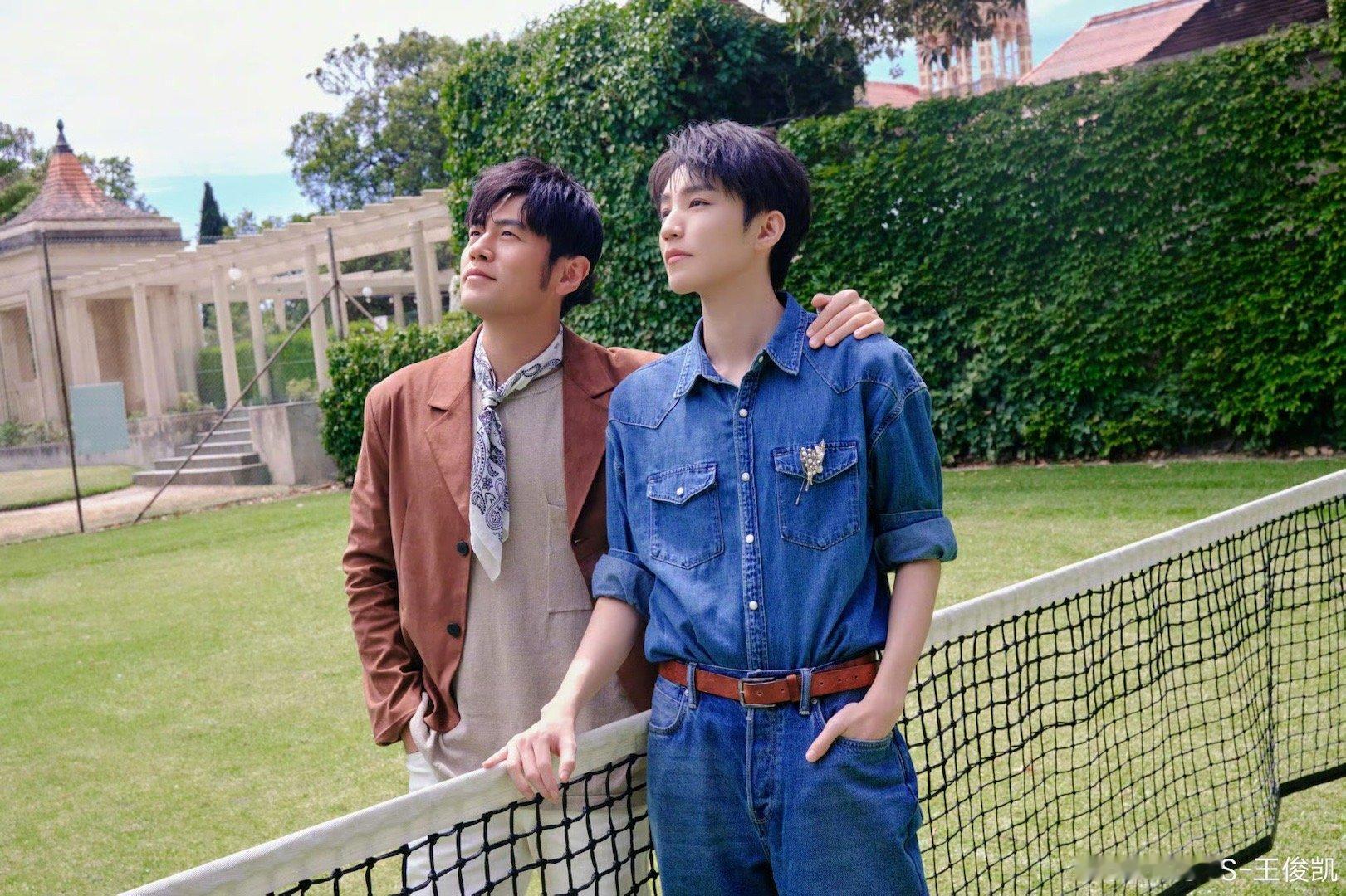 王俊凯又晒了和周杰伦合影王俊凯没想到吧还有王俊凯晒出和周杰伦合影，并配文“没