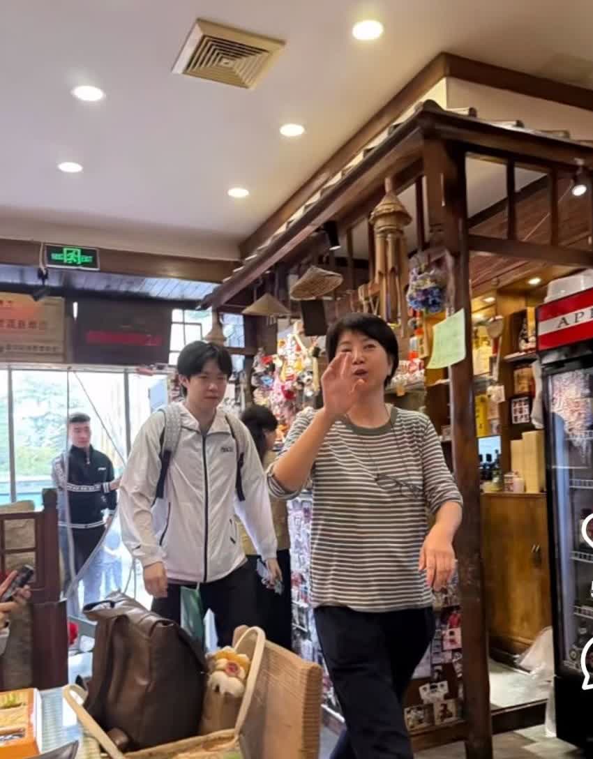 王楚钦今天去玉桥餐厅吃饭了。这孩子应该好久没来玉桥餐厅吃饭了，每次来吃顿饭，