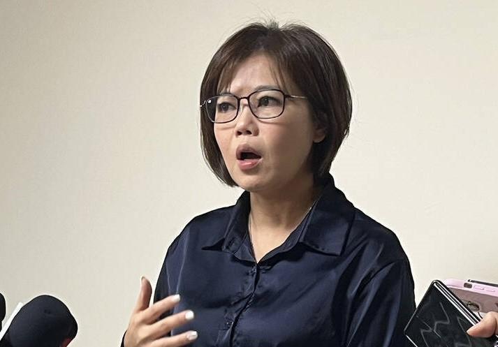 针对恢复两岸直航，台陆委会昨日发文指出，迄今已有15个定期航班及13个包机航点，