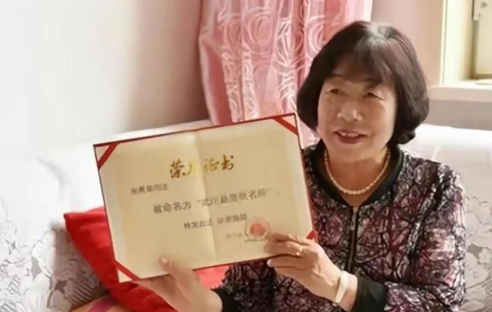 1981年，内蒙古一男生考上大学，老师掏出20块钱，让他买一双好的棉鞋，谁料！2