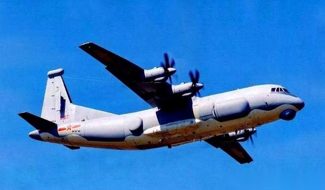 两架挂着实弹的外机，就那么贴着我们的特种飞机飞，最近的时候，就百来米。那帮家伙