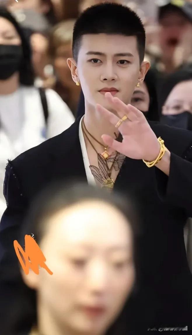 寸头任嘉伦出现在某活动现场，一袭黑色西装，身上戴满黄金，这是给哪个黄金商代言呢？