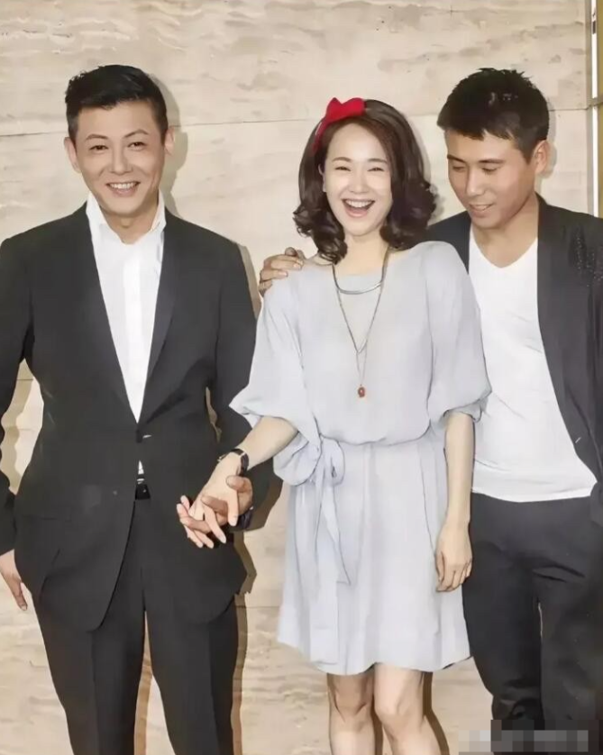 瞧李乃文把左小青给逗乐的，脸上都要笑烂了。那个时候的演员，不管男女都很朴实，不穿
