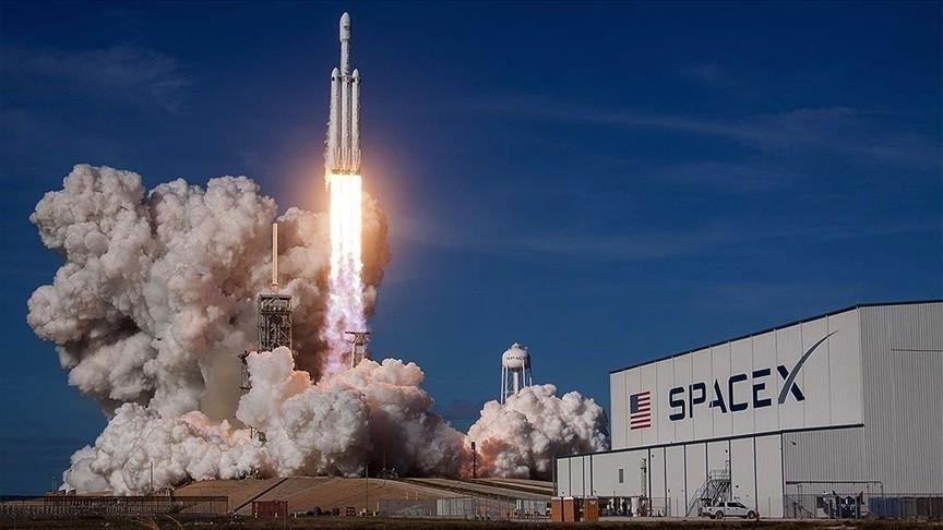 一位年轻的SpaceX工程师曾向马斯克抛出一个沉重的问题：如果人类在这一代人
