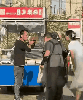 淮南夜市离谱冲突！摊主争地盘竟泼红油+内裤套头，壮汉当场瘫倒活久见😳！安