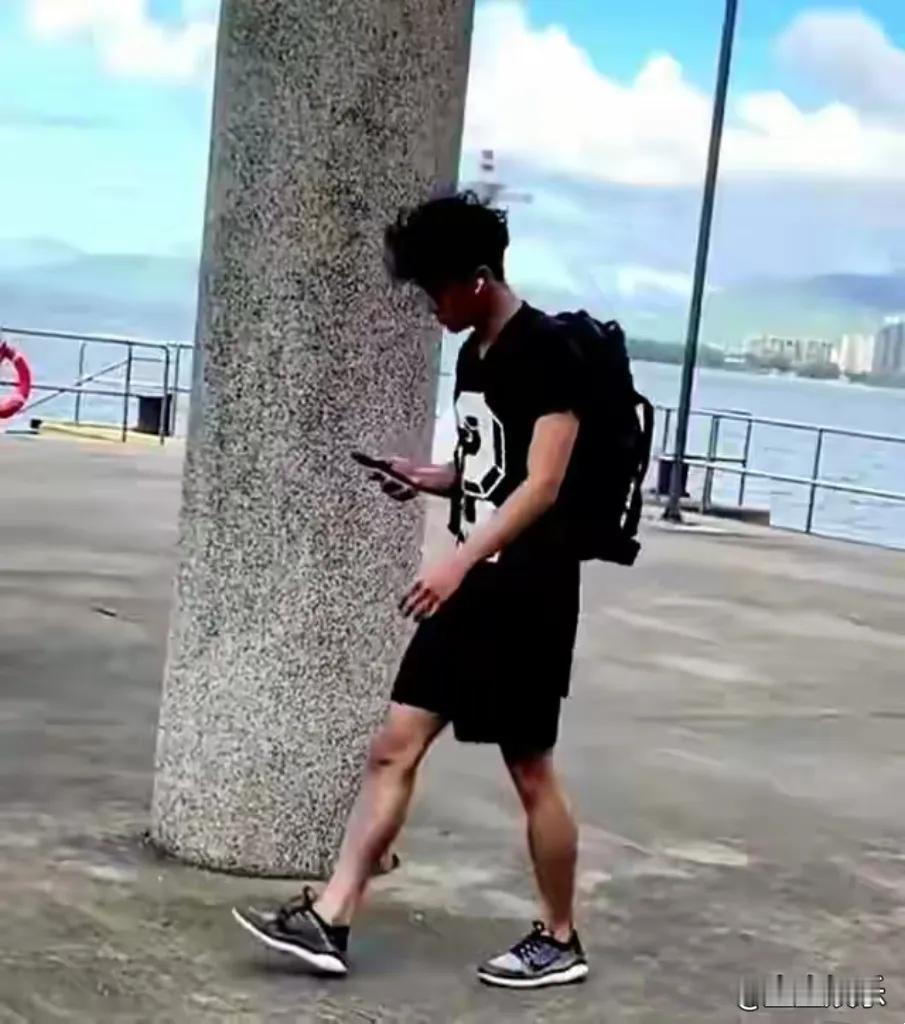 近日，谢霆锋大儿子因举止得体获众人夸赞，小小年纪便展现出良好修养，礼貌待人的模样