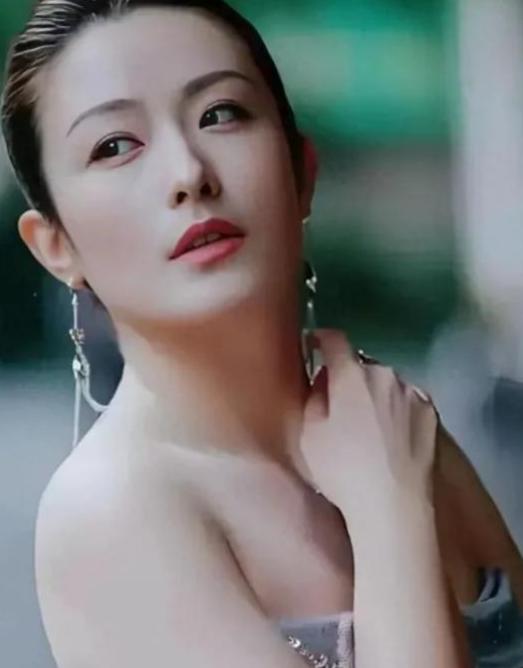 她出道22年始终不温不火，却零绯闻被称为娱乐圈清流，40岁依旧单身，父亲