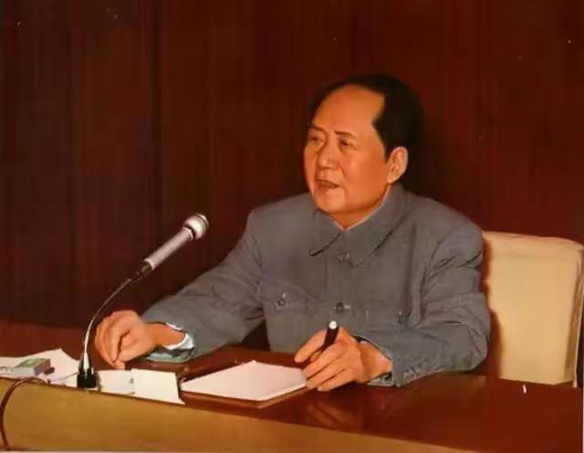 毛主席说：“没有现代化工业，哪有现代化国防？自力更生为主，争取外援为辅，破除迷
