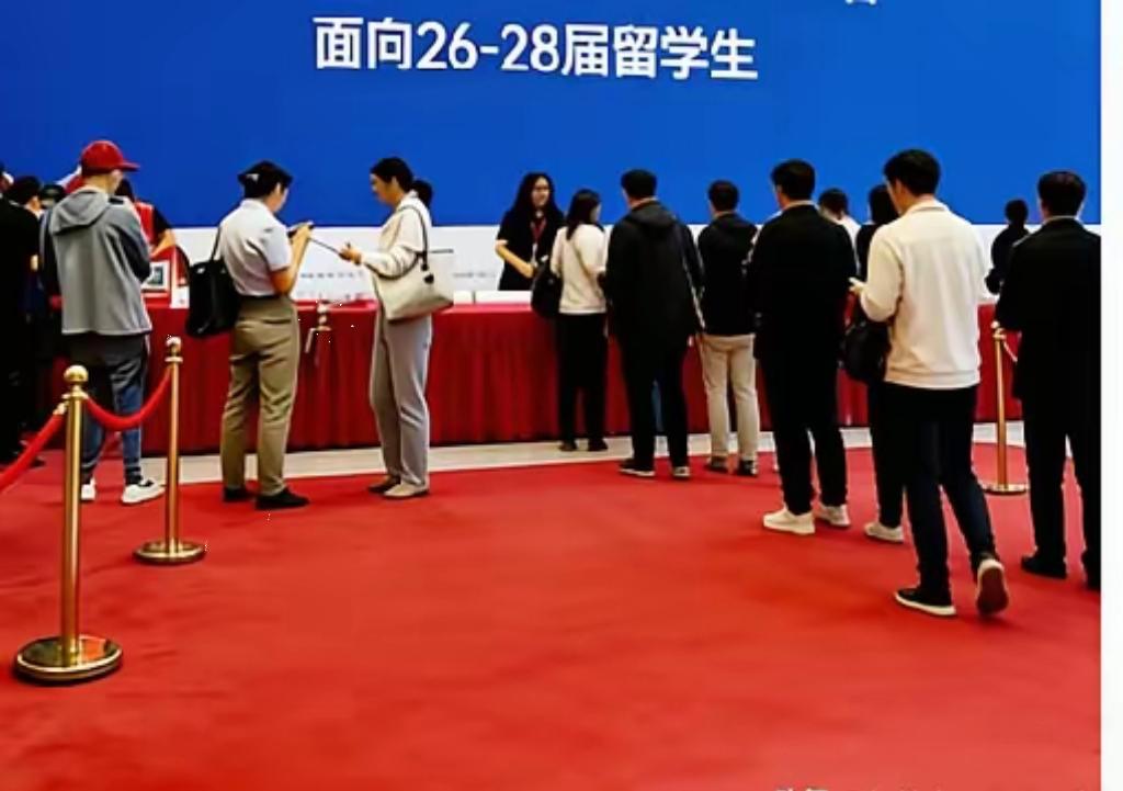 宁波大学这场外籍专场，把本地毕业生的饭碗端走了。咱们现在找工作，那真是把简历