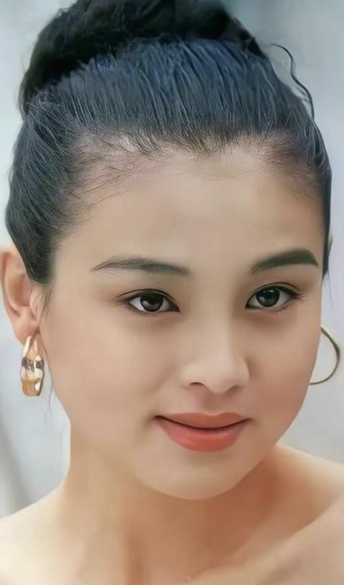 1999年，英宁向刚生下女儿不久的妻子赵明明提出离婚，赵明问原因，英宁支支吾吾就