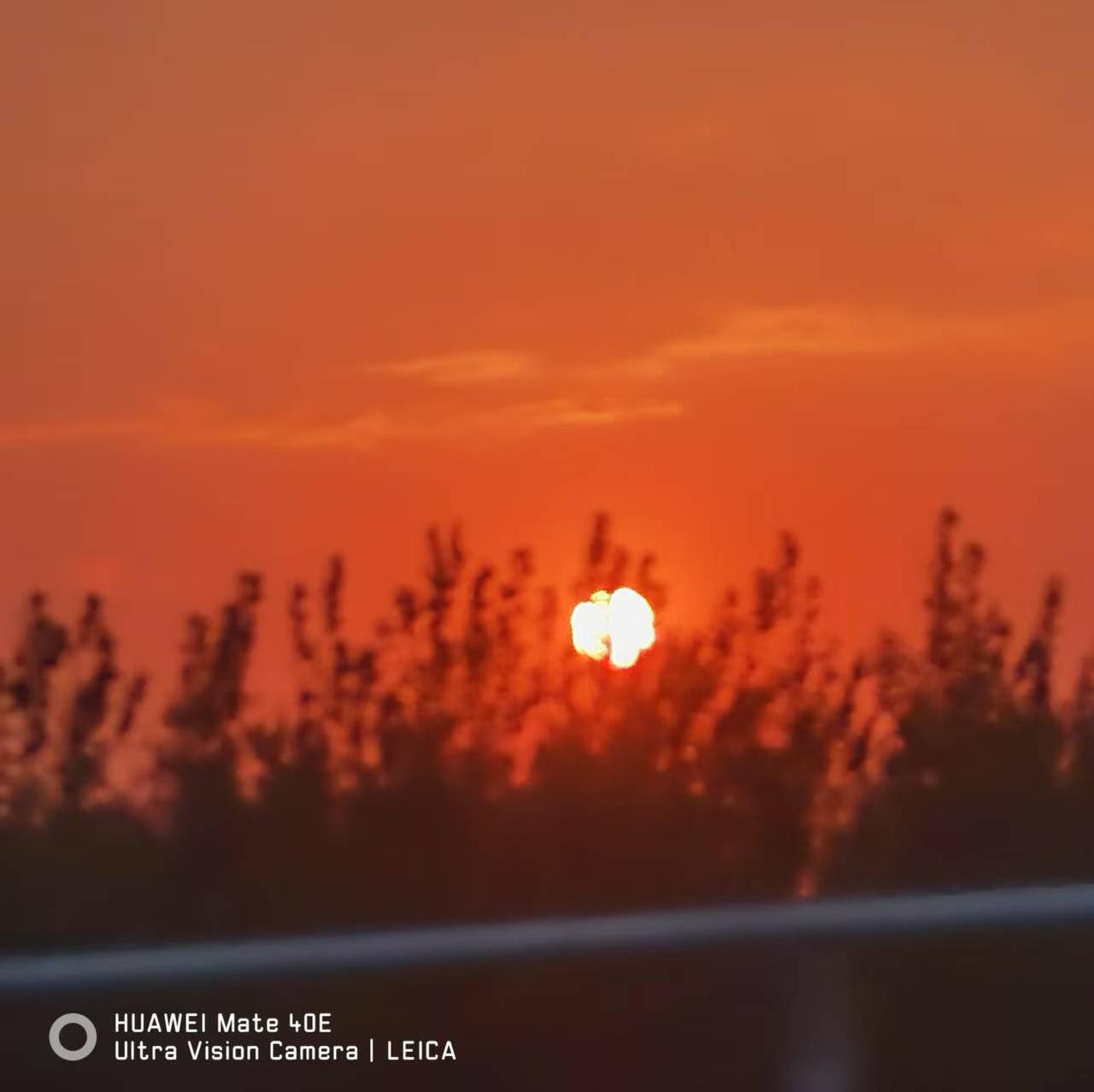 落日殘陽景色美，暮色黃昏愛更狂。