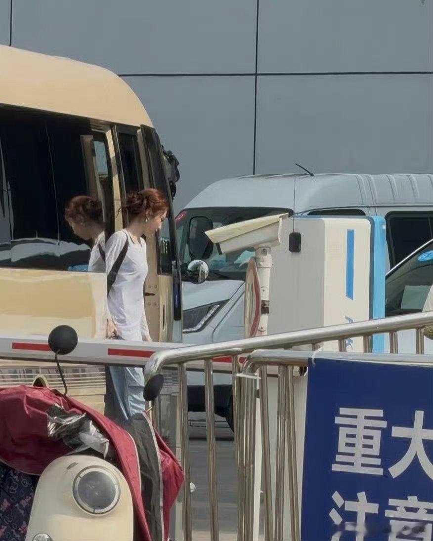 张慧雯因肠胃炎去急诊片场辛劳积攒诸多疲惫，张慧雯突发肠胃炎紧急入院治疗。病痛缠