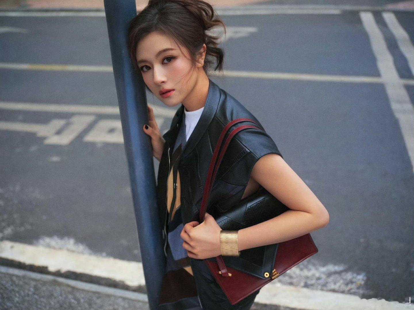 李兰迪匆匆忙忙游刃有余被李兰迪的早八人美学击中！无袖皮衣与几何裙碰撞出高级感