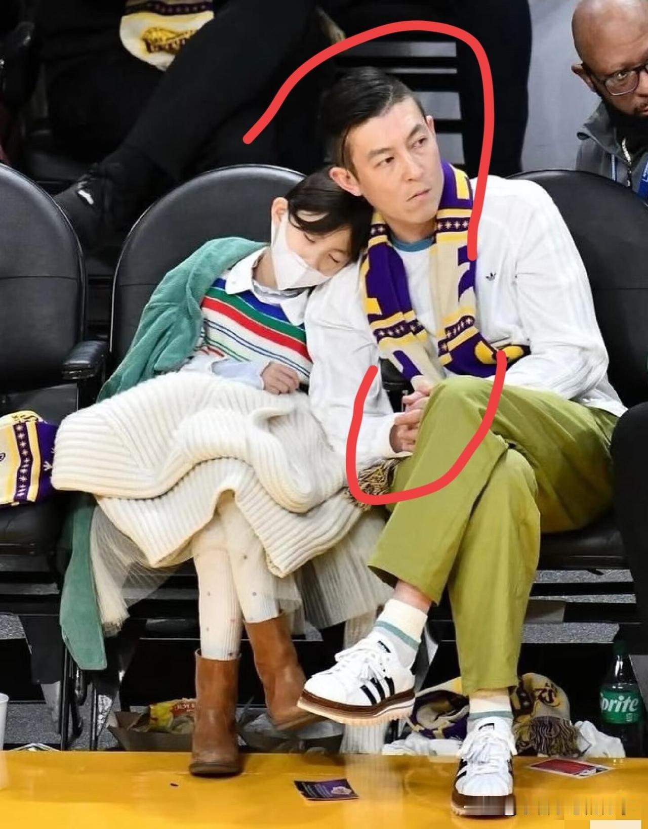 记得他年轻时候可是比谢霆锋和古天乐都要帅气，现在才40多岁的他却是一脸的凶相，面