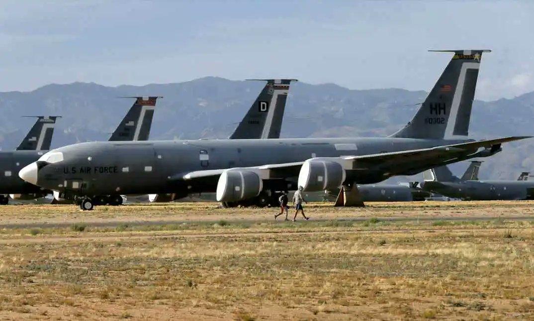 美国空军刚刚从飞机坟场里拖出一架封存的KC-135，并正在对其进行修复，使其恢复